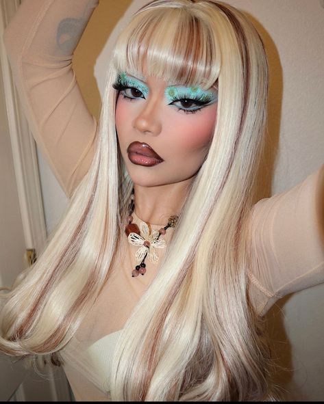 Soft Drag Makeup, Stenss Instagram, Light Blue Eye Makeup, Princess Makeup Looks, Bratz Hairstyles, Summer Makeup Ideas, Graphic Eyeliner, Cool Makeup Looks, Dyed Hair Inspiration