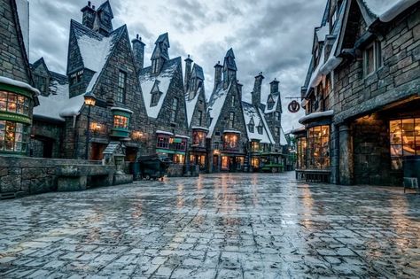 Hogsmeade Village inside The Wizarding World of Harry Potter - Hogsmeade at Universal Orlando Resort Hery Potter, Hogsmeade Village, James Sirius Potter, Nicolas Flamel, Potter Facts, Hogwarts Aesthetic, Diagon Alley, Hogwarts Mystery, Harry Potter Facts