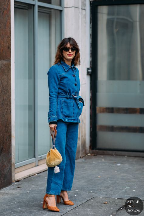 Paris FW 2018 Street Style: Jeanne Damas - Total jeans #totaljeans #alljeans #denim  #moda #modamujer #modafeminina #modaderua #streetstyle #streetfashion #streetwear #fashion #fashionblog #look #looks #lookdodia #lookoftheday #outfits #outfitideas #outfitoftheday #ootd Looks Total Jeans, Jeanne Damas Style, Chic French Style, Looks Jeans, Style Parisienne, Emerging Designers Fashion, Colorful Outfits, Denim Outfits, Jeanne Damas