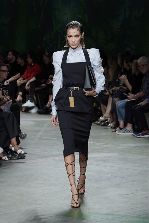 Bella Hadid Runway Looks, Fashion Week 2020 Runway, Fashion Week Aesthetic, Fashion Week Dresses, Jakarta Fashion Week, Versace Runway, Versace Spring, Fashion Week Outfit, India Fashion Week