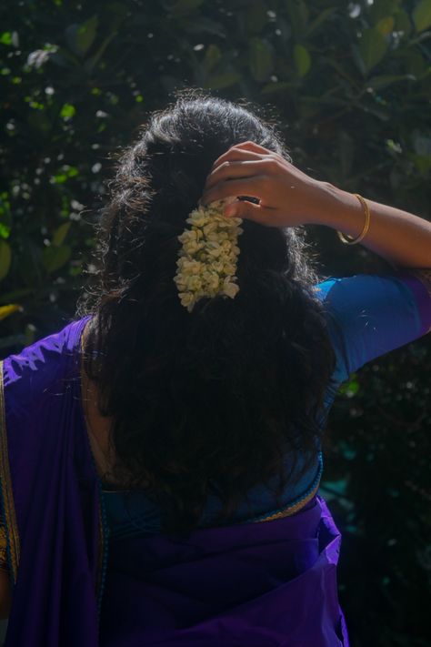 Saree Poses In Sunlight, Saree Portrait, Marathi Mulgi, Saree Aesthetic, Office Outfits Women Casual, Gala Night, Busby Family, Self Photography, Kerala Food