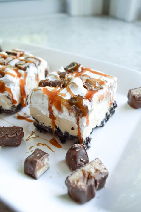 Snickers Ice Cream Cake Recipe, Frozen Chocolate Dessert, Frozen Snickers Pie, Summer Ice Cream Desserts, Snickers Ice Cream Cake, Ice Cream Dessert Recipes, Snickers Dessert, Cream Desserts Recipes, Snickers Recipe