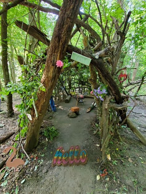 Nature Lovers Find Abandoned Fort In Forest That They Start Building Up, One Day Find A Mystery Box Inside And Decide To Open It Sesh Den Forest, Forest Hideout Aesthetic, Secret Outdoor Hideout, Treehouse Decoration Ideas Inside, Secret Hideout Outside, Outdoor Den Ideas, Outdoor Fort In The Woods Ideas, How To Build A Fort Outside, Den Building Outdoor