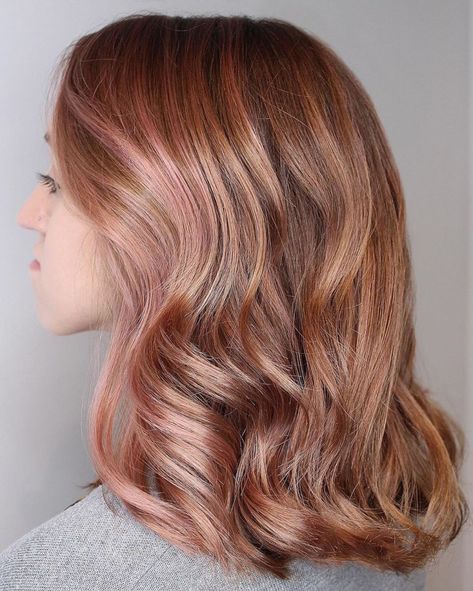 Caramel Blonde Hair with Rose Gold Highlights Rose Highlights Brunette, Brown Hair With Rose Gold Highlights, Blonde Hair With Rose Gold, Rose Gold Highlights Blonde, Gold Hair Highlights, Rose Gold Blonde Hair, Rose Gold Short Hair, Copper Rose Gold Hair, Rose Gold Hair Balayage