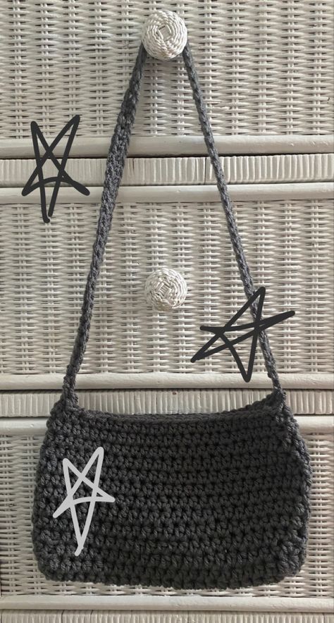 Black Crochet Purse, Crochet Messenger Bag, Crochet Stitches Guide, Womens Crochet Patterns, Crochet Daisy, Crochet Clutch, Crochet Handbags Patterns, Crochet Fashion Patterns, Crochet Bags Purses