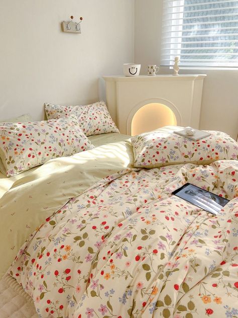 Cute Twin Bed Sheets, French Bedding Sets, Beautiful Bed Sheets, College Bed Ideas, Strawberry Duvet Cover, Cottage Core Duvet Cover, Cottage Core Bedsheets, Small Nyc Bedroom Ideas, Strawberry Dorm Room