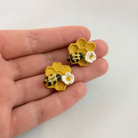 Bee Clay, Stud Drop Earrings, Clay Moulding, Clay Things, Sculpey Clay, Polymer Clay Diy, Polymer Clay Jewelry Diy, Cute Polymer Clay, Polymer Jewelry