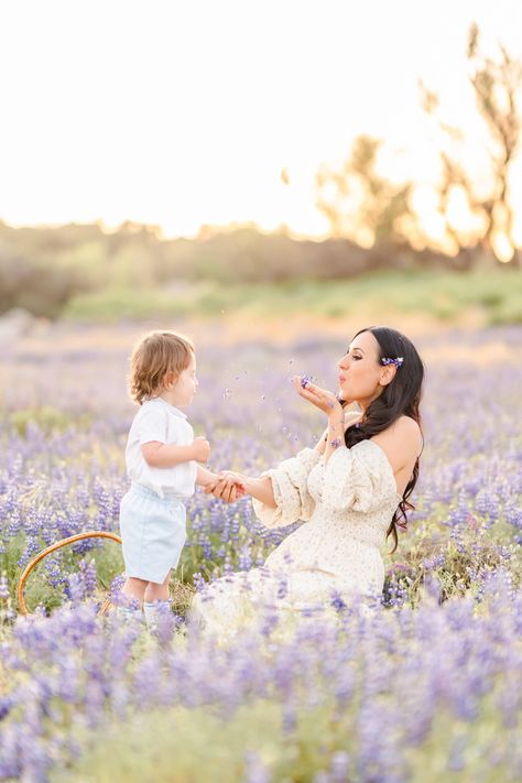 Imagine a light and airy family flower field photoshoot to celebrate your beautiful family! Your session will be full of the most flattering family photoshoot poses and I can guide you to light and airy outfit inspiration with my complimentary style guide. Book with Light Livin Photography today! Field Family Pictures, Field Family Photoshoot, Summer Family Portraits, Family Session Poses, California Flowers, Heirloom Portraits, Fairytale Photoshoot, Wildflowers Photography, Family Photoshoot Poses