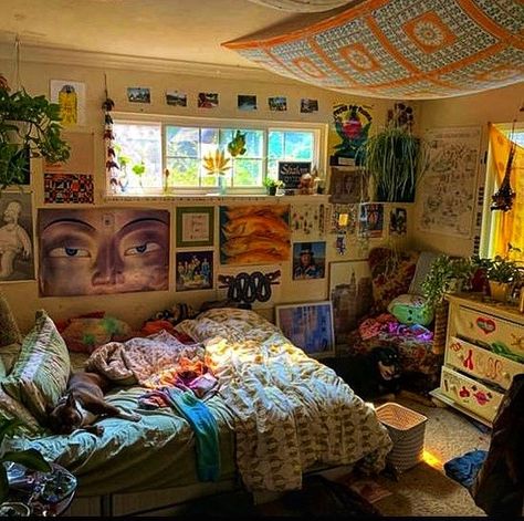 Minimalist Hippie Bedroom, Small Hippie Bedroom, Hippy Bedroom Ideas, Room Inspo Hippie, Hippie Dorm Room Ideas, Cluttercore Bedroom Aesthetic, Aesthetic Cottagecore Room, Giant Bedroom, Hippie Bedroom Aesthetic