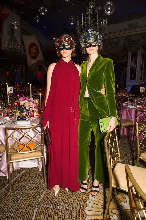 Save Venice 2018: Inside New York's Most Glamorous Masquerade Ball Venetian Masquerade Ball Dresses, Masquerade Gala Outfit, Mascarade Party Outfit, Christmas Masquerade Party, Venetian Ball, Masquerade Ball Outfits, Recreate Outfits, Christmas Masquerade, Carnaval Outfit