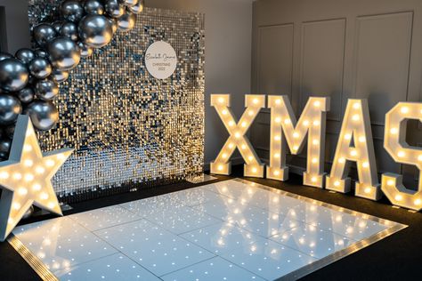 Christmas Venue Decorations, Christmas Party Decorations Elegant, Christmas Corporate Party, Silver Christmas Party, Kids Christmas Party Favors, Corporate Party Decorations, Corporative Events, Christmas Venue, Luxury Event Decor