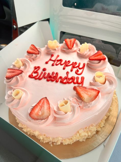 Small Strawberry Birthday Cake, Pretty Strawberry Cake Birthday, 21st Birthday Cake Strawberries, 18th Birthday Cake Strawberry, 21st Birthday Cake With Strawberries, Heb Cakes, Aesthetic Strawberry Cake, Aesthetic Strawberry, Fine Dinnerware