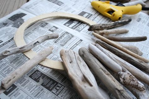 Driftwood wreath, underway! Driftwood Wreath Diy How To Make, Driftwood Wreath Ideas, Driftwood Christmas Wreath, Diy Beach Wreath, Driftwood Wreath Diy, Driftwood Decor Wall, Driftwood Wall Decor, Driftwood Christmas, Diy Driftwood