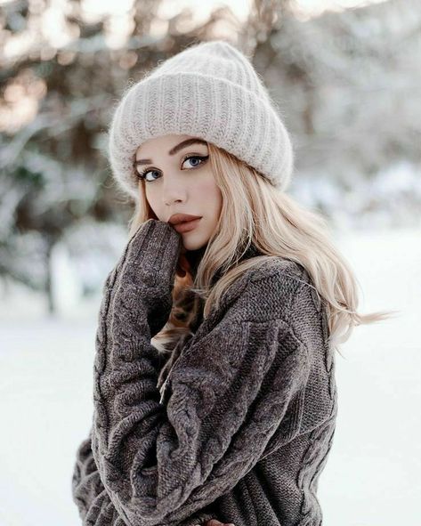 Winter Portraits Photography, Winter Senior Pictures, Snow Photoshoot, Winter Portraits, Snow Photography, Friends Girl, Pose Fotografi, Shotting Photo, Winter Photoshoot