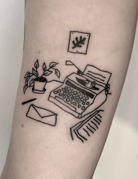 London Tattoo Artist, Desk Tattoo, Writer Tattoos, Tattoo Typewriter, Reader Tattoo Ideas, Mail Tattoo, Record Player Tattoo, Typewriter Tattoo, Writer Tattoo