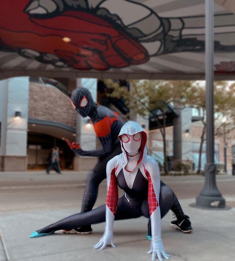 Ruffle Collar Diy, Gwen Miles, Miles Morales Costume, Duo Pose, Theme Photoshoot, Halloween Parejas, Cosplay Idea, Happy Birthday Bestie, Spider Man Miles