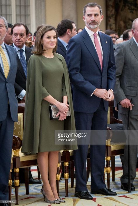 King Felipe VI of Spain (R) and Queen Letizia of Spain (L) attend the National Sports Awards ceremony at El Pardo Palace on February 19, 2018 in Madrid, Spain. Award Ceremony Dress, Celebrity Wear, Pedro Sanchez, Mother Of The Bride Plus Size, Spain Photos, Wedding Guest Gowns, Cape Fashion, Look Legging, Spain Spanish