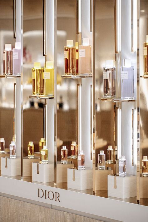 Dior Beauty unveils its new luxury Parisian spa Dior Spa, Starry Ceiling, Dior Store, Spa Reception, Mirror Ceiling, Luxury Mirrors, House Shelves, Themed Rooms, Perfume Store