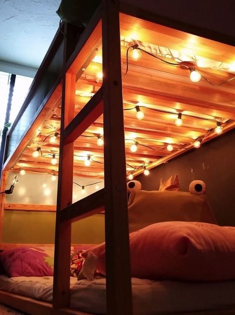 11 Unexpected Ways to Decorate Your Dorm With Holiday Lights | http://www.hercampus.com/diy/decorating/11-unexpected-ways-decorate-your-dorm-holiday-lights Bunk Bed Decor, Lofted Dorm Beds, Apartment Decorating College, Lofted Bed, College Dorm Ideas, Dream Dorm, Dorm Room Diy, Dorm Diy, Dorm Sweet Dorm