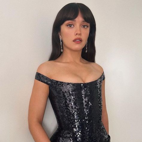 Nicola Peltz Bangs, Olivia Cooke Bangs, Baby Curtain Bangs, Formal Hair With Bangs, Olivia Cooke Hair, Cropped Bangs, Bob Cut Styles, Baby Curtains, Girl Curtains