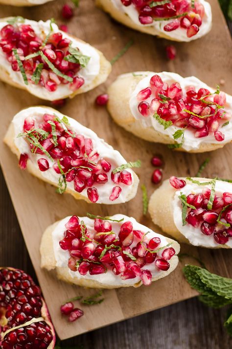 Pomegranate Goat Cheese, Tapas Night, Cheese Crostini, Goat Cheese Crostini, Crostini Appetizers, Pomegranate Recipes, Whipped Goat Cheese, Elegant Appetizers, Party Finger Foods