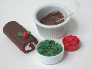 Use Swiss cake rolls for individual kid crafts/party - YULE LOG SNACK CAKES Mini Yule Log, New Years Eve Makeup Ideas, Swiss Cake, Christmas Yule Log, Yule Celebration, Planning Party, Swiss Rolls, Christmas Sweet Treats, Snack Cakes