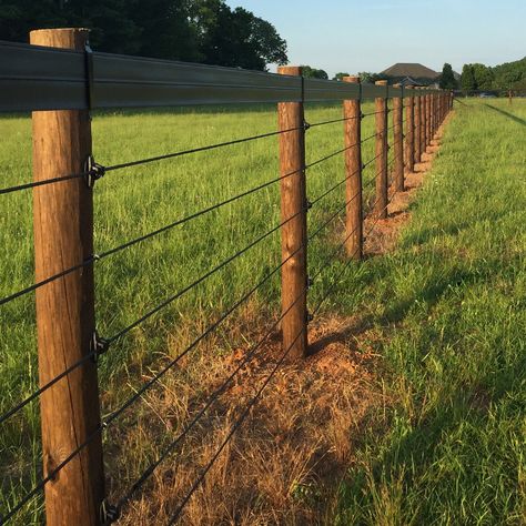 Setting Fence Posts, Ranch Fencing, Pasture Fencing, Horse Farm Ideas, Horse Paddock, Diy Horse Barn, Horse Shelter, Country Fences, Dream Horse Barns