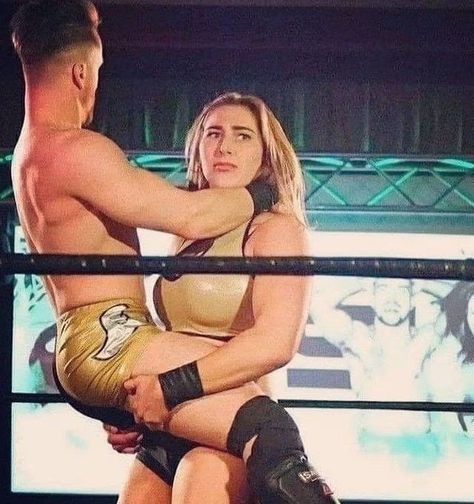 Wwe Funny Pictures, Funny Wrestling, Austin Theory, Wwe Funny, Buff Women, Wrestling Posters, Rhea Ripley, Pose Fotografi, Human Poses Reference