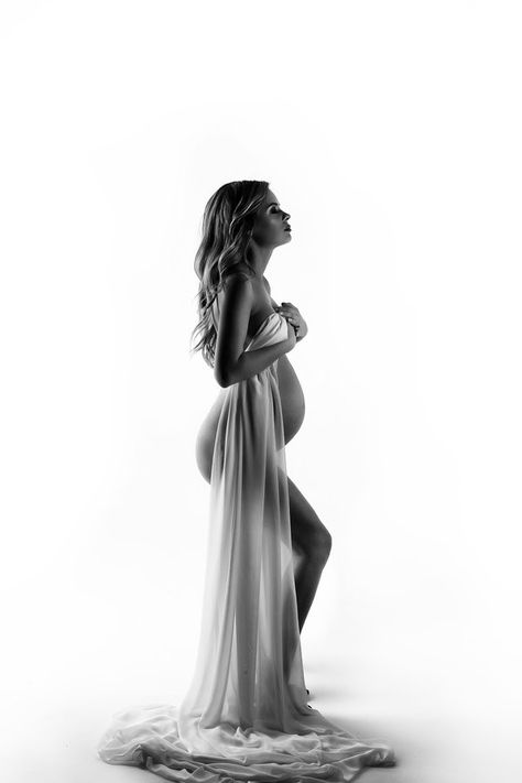 Maternity Photoshoot Home Ideas, Sofia Richie Maternity Shoot, Casual Maternity Shoot Outfits, Maternity Budior Photoshoot Ideas, Pregnancy Budiour, Shooting Pregnant Ideas, Maternity Boudiour Photoshoot Home, Maternity Lingerie Shoot, Maternity Budiour Shoot