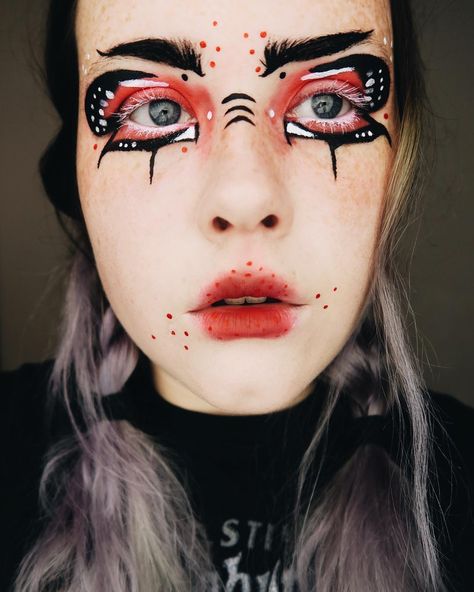 Mothman Makeup Halloween, Mothman Inspired Makeup, Mothman Outfit, Mothman Nails, Mothman Makeup, Samhain Costume, Mothman Cosplay, Mothman Aesthetic, Mothman Costume