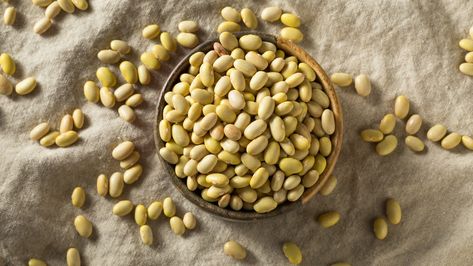 Guide to Mayocoba Beans: 5 Ways to Enjoy Mayocoba Beans - 2022 - MasterClass Maya Coba Beans Recipe, Mayo Coba Beans Recipes, Mayacoba Bean Recipes, Mayocoba Beans Recipes, Indian Beans Recipe, Mayocoba Beans, Beans In Crockpot, Cranberry Beans, Refried Beans Recipe