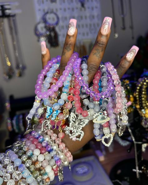 Every style matters, especially your jewelry style 💕 Need help finding your style? Don’t worry 😉shop at Mandy’s Gems where you can find your style for less than $5!! Let us style you so you look your best 🦋✨ 🤍✨🤍🤍🤍✨🤍✨✨🤍 ✨🤍✨🤍🤍✨✨✨🤍✨🤍🤍 🤍✨🤍🤍✨✨🤍🤍🤍🤍✨🤍🤍 #banglestack #silverbangles #bangleslover #banglesbracelet #explorepageًًً #banglescollection #banglesets #stainlesssteelbracelet #bangleset #banglesfordays beadedjewelry #braceletstack #beadbracelets cutebracelet #prettybracelets #braceletgirlies ... Bracelet Kit Aesthetic, Junk Bracelets, Bead Bracelet Design Ideas, Glass Bead Bracelet Ideas, Bracelet Stack Ideas, Bead Bracelet Ideas, Finding Your Style, Bracelets Aesthetic, Body Jewelry Diy