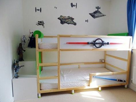 Hack transformer le lit IKEA Kura ambiance star wars chambre d'enfant. Cama Ikea Kura, Bunk Bed Hacks, Kura Bed Hack, Cama Ikea, Toddler Bunk Beds, Ikea Apartments, Ikea Kura Bed, Murphy Bed Ikea, Modern Bunk Beds