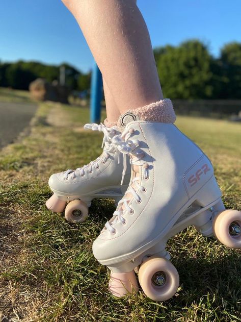 White Roller Skates Aesthetic, Cute Roller Skates, White Roller Skates, Roller Skating Outfits, Shoe Hacks, Girls Roller Skates, Skate Aesthetic, Retro Roller Skates, Skating Aesthetic