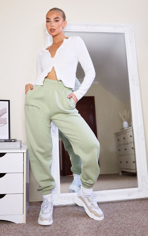 Chunky Socks, Logo Rond, Sage Green Fabric, Cuffed Sweatpants, Sweatpants Outfit, Cuffed Joggers, Sweat Joggers, Wear Crop Top, Green Fits