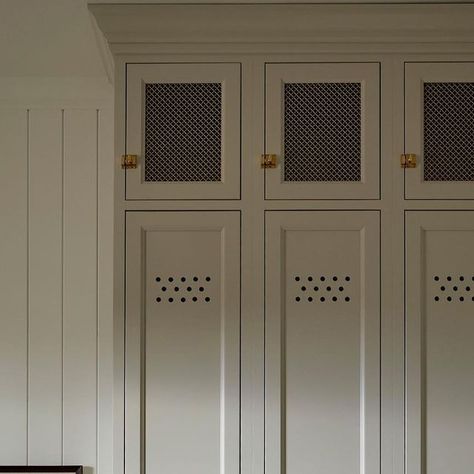 Oak Mudroom, Narrow Mudroom, Cottage Mudroom, Mudroom Addition, Monday Design, Ideas Entryway, Mudroom Cabinets, Entry Storage, Mudroom Lockers