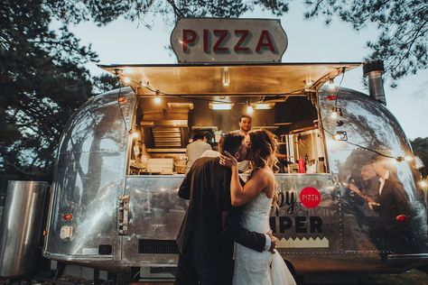 Desert Pizza, Backyard Wedding Food, Late Night Pizza, Pizza Wedding, Pizza Food Truck, Wedding Packages Prices, Unusual Wedding Venues, Food Truck Wedding, Pizza Truck