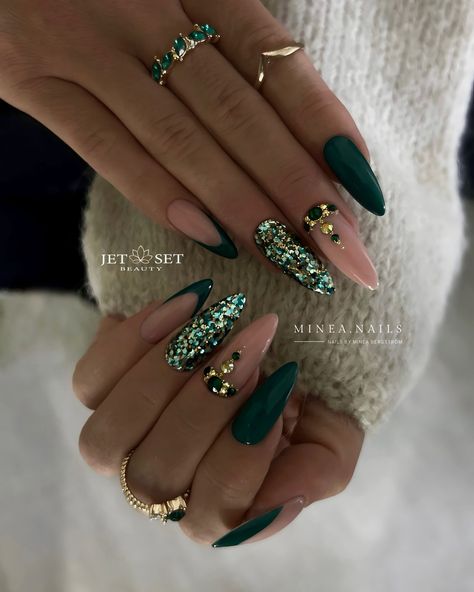 Emerald Green Christmas Nails, Glitter Christmas Nails, Nail Art Vert, Christmas Sweater Nails, Christmas Nail Ideas, Emerald Nails, Dark Green Nails, Stunning Nail Designs, Gold Glitter Nails