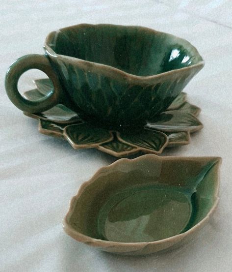 green flower teacup and saucer, with a leaf-shaped tray bought at chatuchak Ceramic Tea Cup And Saucer, Pottery Plant Bowl, Flower Cup Ceramic, Teacup Shapes, Aesthetic Teacup, Teacup Pottery, Clay Tea Set, Flower Teacup, Leaf Mug