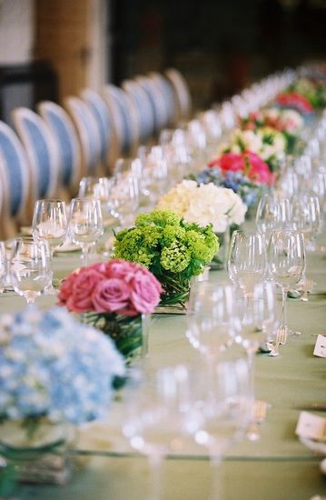 colorful bouquets long tables are cool Centrepiece Flowers, Flowers In Vases, Tafel Decor, Colorful Bouquet, Long Table, Deco Floral, Tree Wedding, Table Arrangements, Reception Decorations