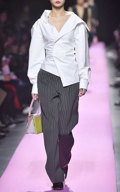 Jacquemus 2024, Jacquemus Fashion, Asymmetric Shirt, Draping Fashion, White Shirts Women, Miuccia Prada, Dressy Tops, Contemporary Fashion, Fashion Details