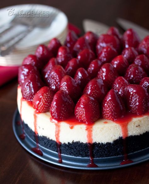 Strawberry Cheesecake with an Oreo Cookie Crust Turtle Cheesecake Recipes, Oreo Bars, Oreo Treats, Oreo Cookie Crust, Oreo Crust, Oreo Cookie, Cookie Crust, Strawberry Cheesecake, Decadent Desserts