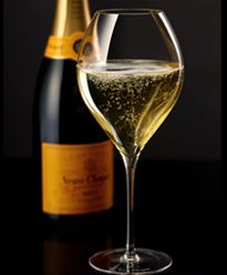 I'm a firm believer that bubbles make everything better!  This is too expensive to have often but great for special occasions. Glass With Wine, Veuve Clicquot Champagne, Champagne Bar, Glass Of Champagne, Champagne Glasses, Champagne Flutes, Simple Pleasures, The Prestige, White Wine