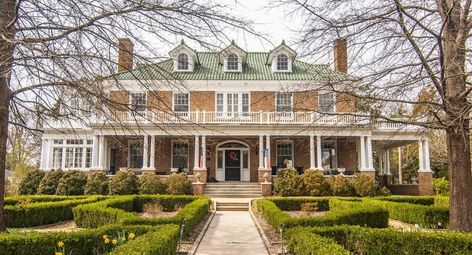 Colonial Revival House Exterior, Colonial Revival House, Southern Colonial, Colonial Mansion, Colonial Revival, Grand Homes, Historic Places, Old House Dreams, Sims House