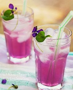 Garden tea party ~ Violet lemonade Violet Lemonade, Springtime Recipes, Edible Flowers Recipes, Foraged Food, Sweet Violets, Vegan Travel, Wild Edibles, Tea Party Garden, Flower Food