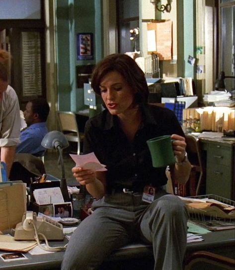 Svu Funny, Detective Outfit, Detective Aesthetic, 90s Sitcoms, Special Victims Unit, Olivia Benson, Law And Order Svu, Mariska Hargitay, Law And Order