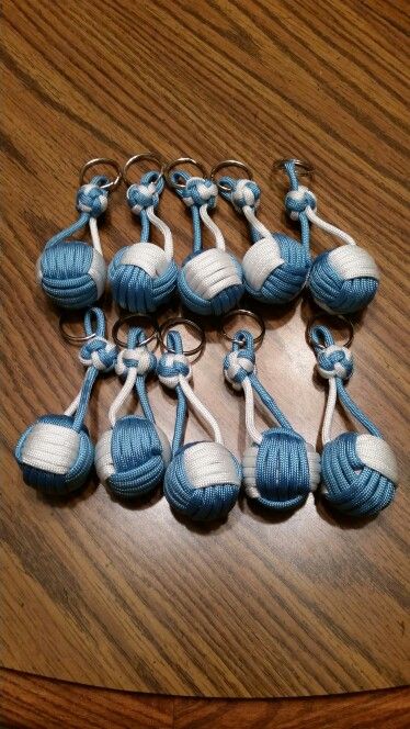 Paracord Volleyball Keychain Diy, Volleyball Team Craft Ideas, Volleyball Accessories Diy, Volleyball Team Gifts Diy Cute Ideas, Volleyball Bracelets Diy, Volleyball Bag Tags Diy, Volleyball Diy Gifts, Crochet Volleyball Keychain, Volleyball Keychain Diy