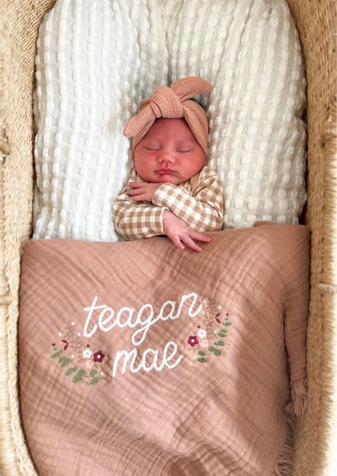 Personalized Newborn Outfit, Its A Girl Announcement, Personalized Newborn, Baby Hospital, Embroidery On Clothes, Newborn Outfit, Embroidered Clothes