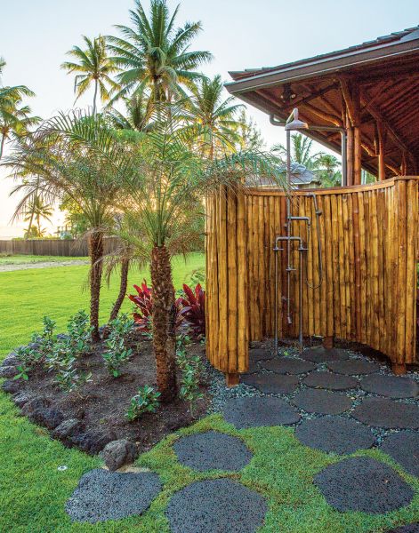 Garden Bathroom Ideas, Jungle Cabin, Bamboo Hut, Outside Showers, Outdoor Shower Enclosure, Outdoor Shower Diy, Bamboo Outdoor, Hawaii House, Outdoor Island