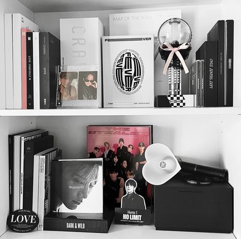 Kpop Albums Shelf, Kpop Shelf, Future Bedroom Ideas, Kawaii Room Ideas, Headboard With Shelves, Bed Shelves, Bedroom Desk, Cute Room Ideas, Dream House Rooms